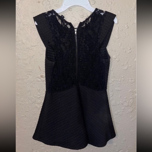 Junior’s Iris Los Angeles black plepum black tank (M) - Picture 2 of 4